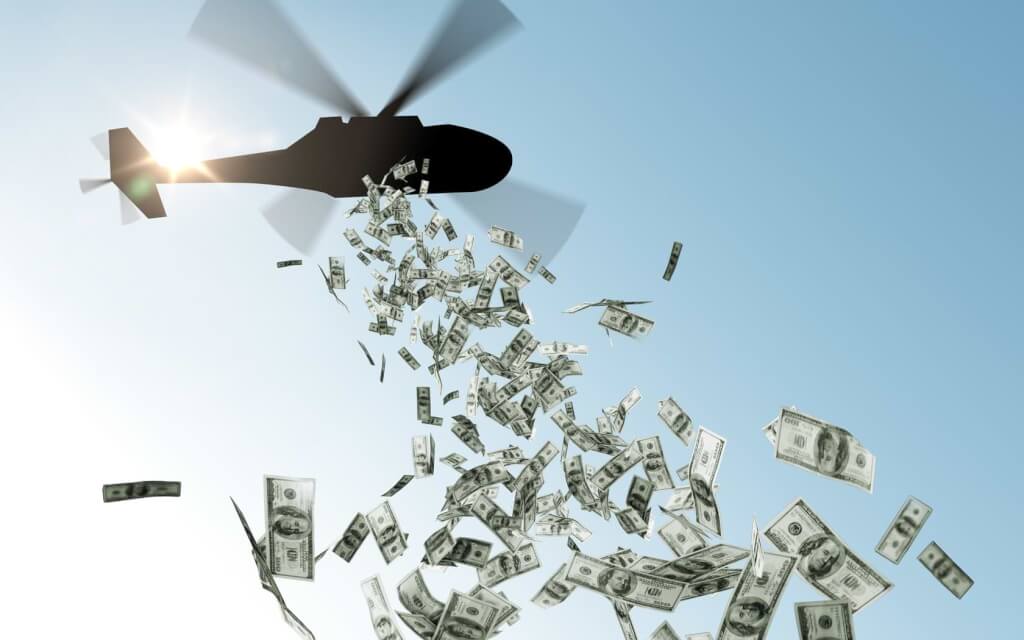 Helikopter släpper pengar från himlen