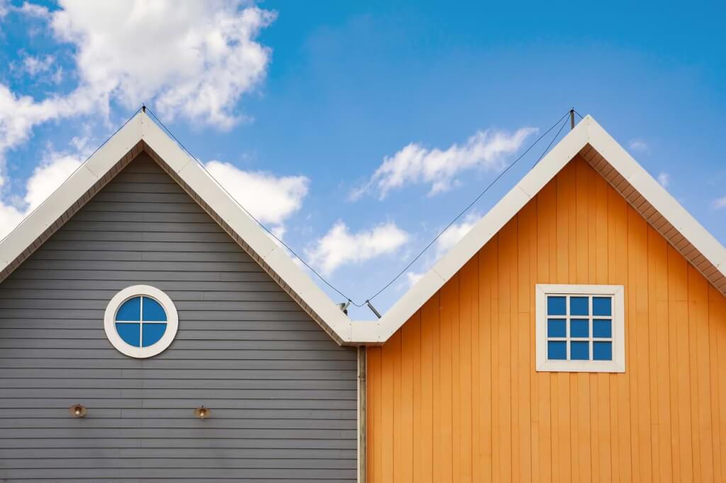 Grå och orange husgavel mot blå himmel