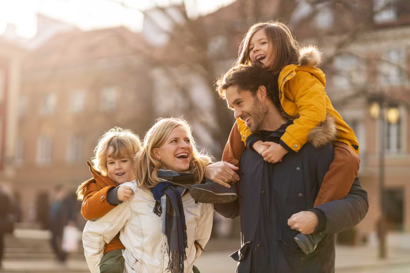 Glad familj i höstig stad